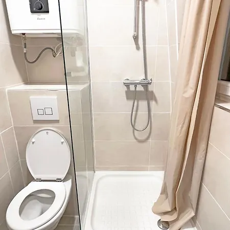 Moderne A Pour 4 Personnes شقة *